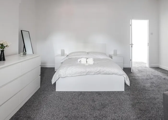 Spacious 4 Bed House In Birmingham, Suitable For Contractors