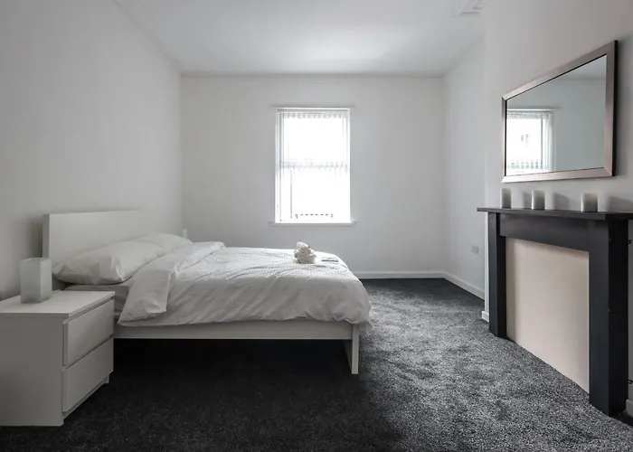 Spacious 4 Bed House In Birmingham, Suitable For Contractors