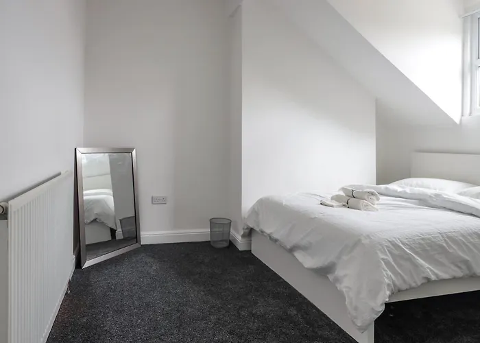 Spacious 4 Bed House In Birmingham, Suitable For Contractors