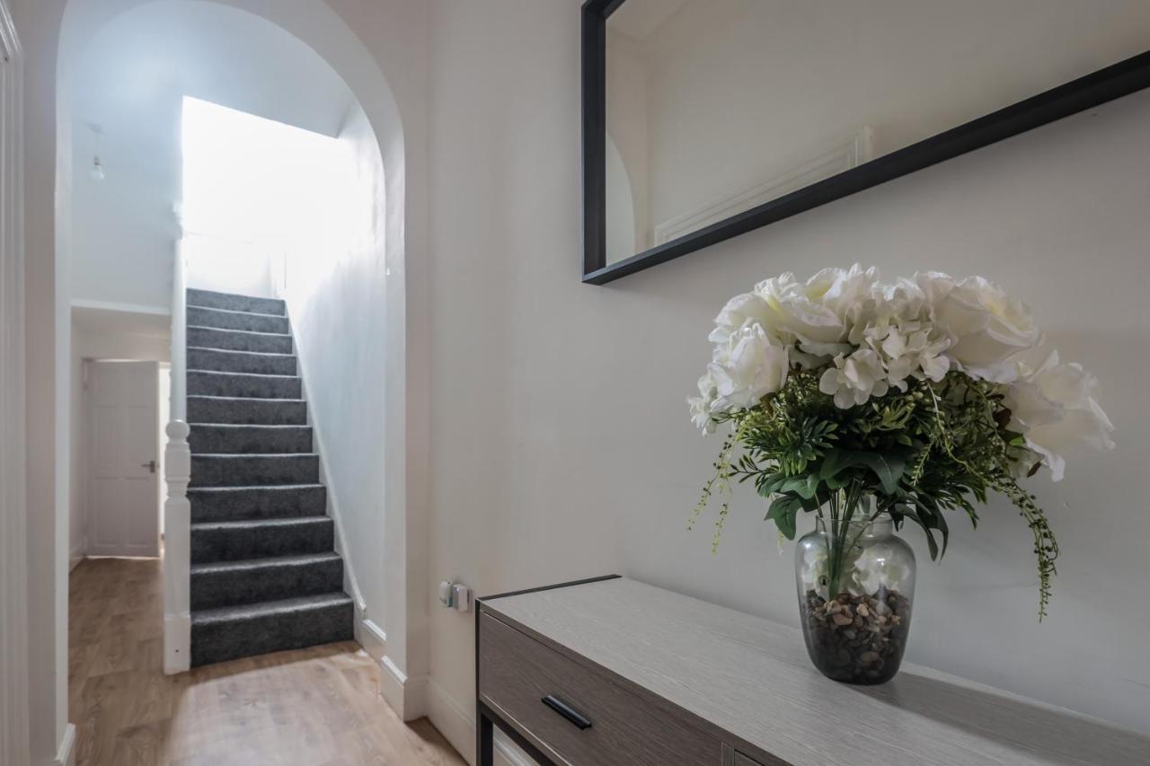 Holiday home Spacious 4 Bed House In Birmingham, Suitable For Contractors