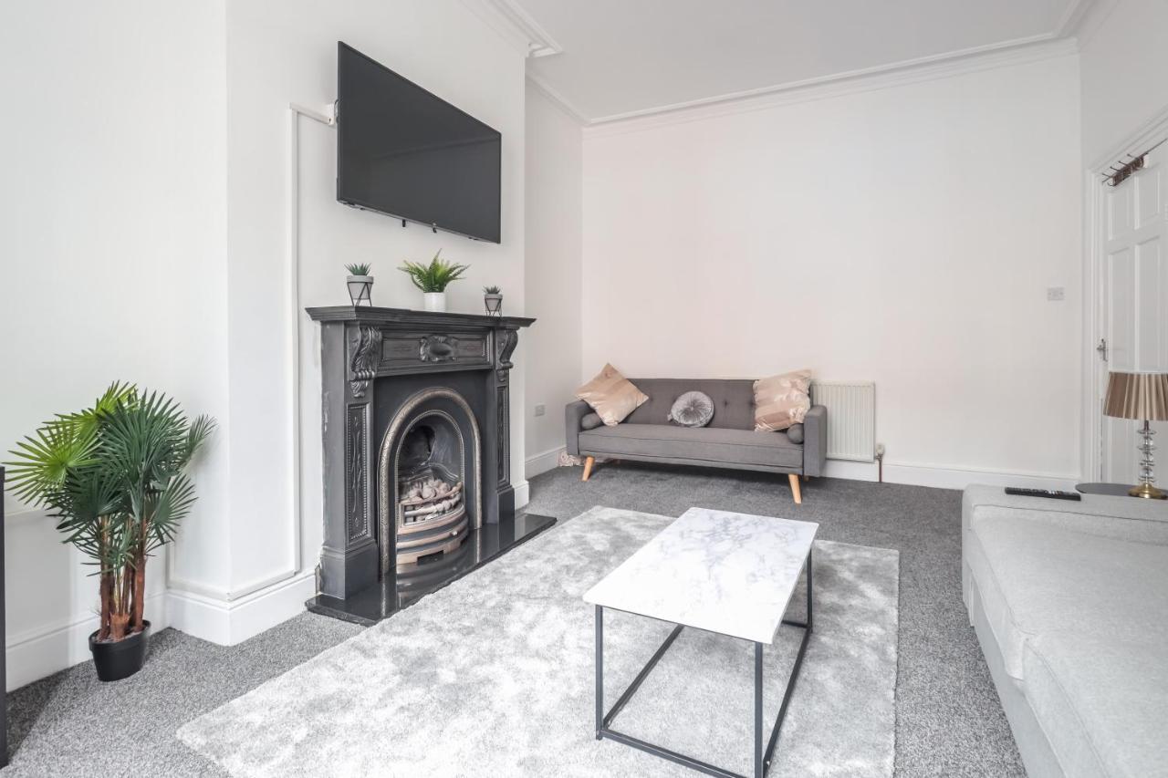 Holiday home Spacious 4 Bed House In Birmingham, Suitable For Contractors