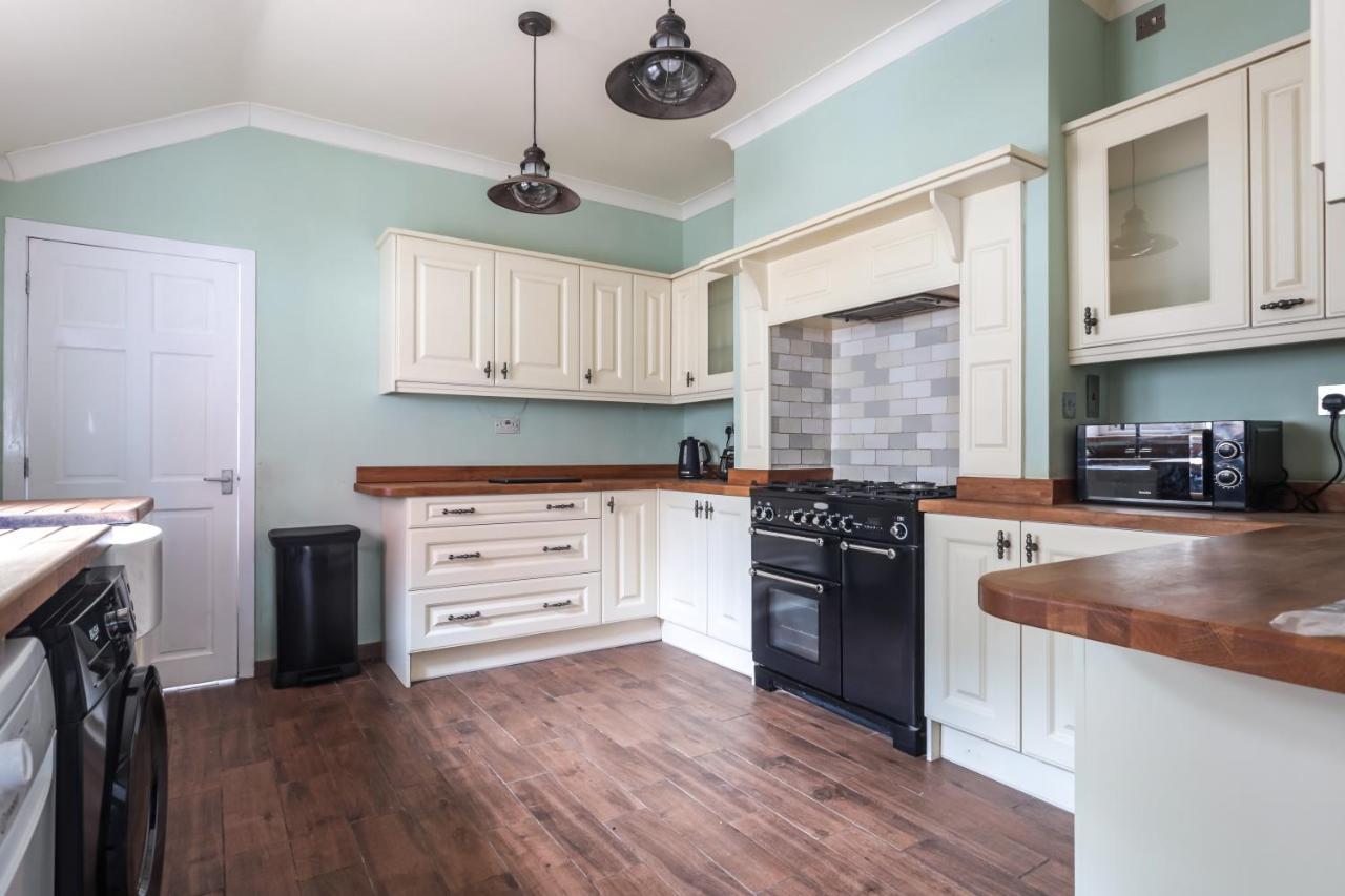 Holiday home Spacious 4 Bed House In Birmingham, Suitable For Contractors